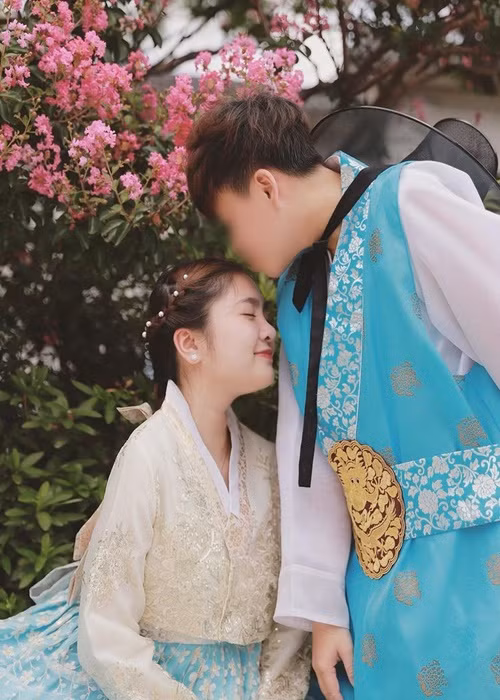 Thiện Nhân và người yêu đồng giới du lịch Hàn Quốc sau khi công khai mối quan hệ. Ảnh: Instagram