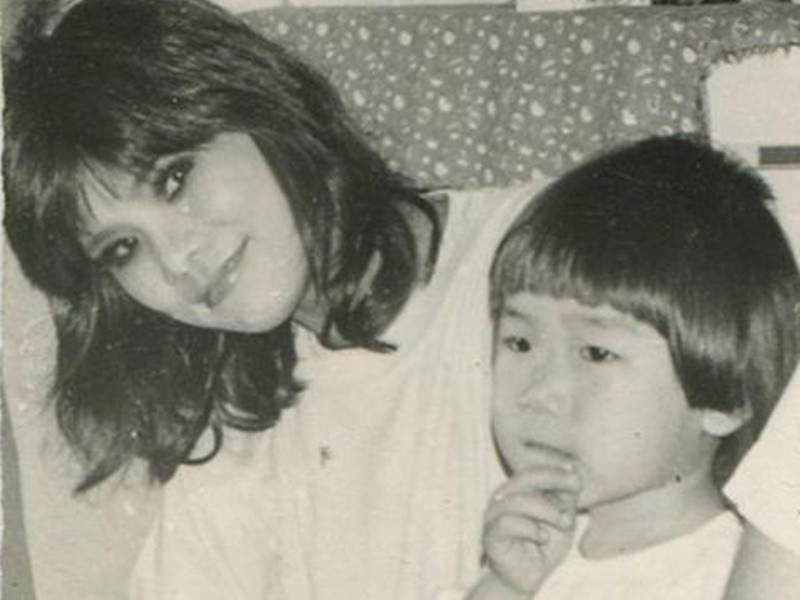 Nghệ sĩ Thanh Hoa đăng ảnh bên con trai lúc còn nhỏ.