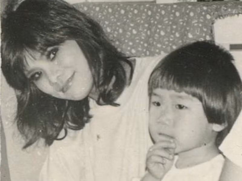 Nghệ sĩ Thanh Hoa đăng ảnh bên con trai lúc còn nhỏ.