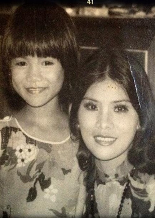 Nữ nghệ sĩ chia sẻ hình ảnh năm 26 tuổi. Lúc đó, bà đã là mẹ của hai cô con gái.