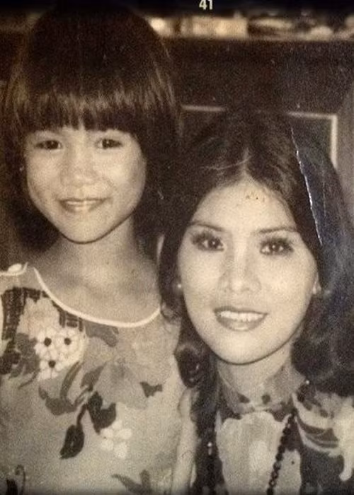 Nữ nghệ sĩ chia sẻ hình ảnh năm 26 tuổi. Lúc đó, bà đã là mẹ của hai cô con gái.