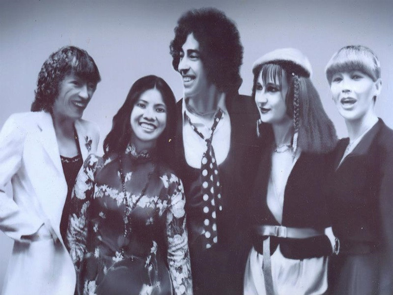 NSND Thanh Hoa bên các nghệ sĩ quốc tế năm 1981. Bà chia sẻ: "1981 - lần đầu tiên mình được tham gia diễn cùng 12 nghệ sĩ của 12 nước châu Âu (Giai điệu bạn bè). Tự hào vô cùng các bạn ạ. Khi mình bước ra sân khấu lá cờ tổ quốc Việt Nam được kéo lên và hàng nghìn khán giả đều hô to Việt Nam, Việt Nam. Giây phút ấy mình giữ trọn niềm kiêu hãnh trong trái tim của người nghệ sĩ. Cho mình khoe nhé”.