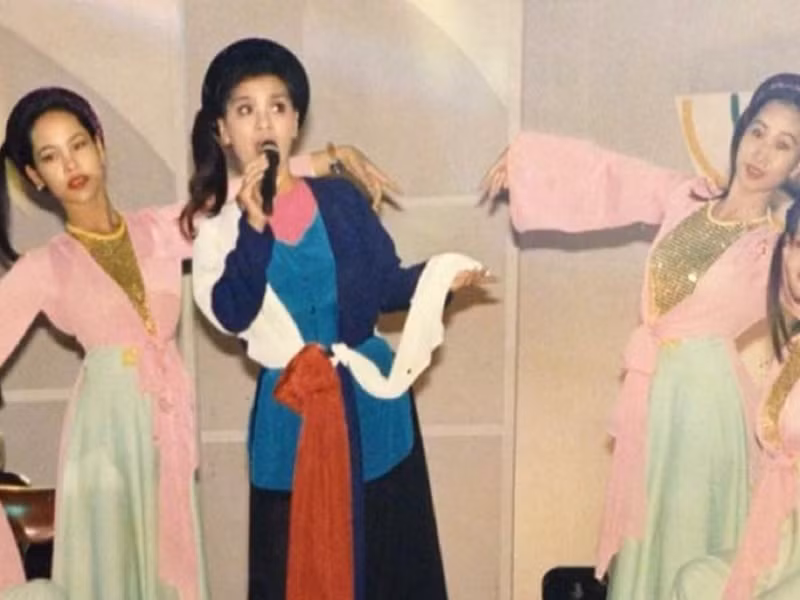 NSND Thanh Hoa mê hát từ nhỏ. Năm 16 tuổi, bà học ở Trường Âm nhạc Việt Nam (Nhạc viện Hà Nội sau này) và tốt nghiệp trung cấp năm 1970.