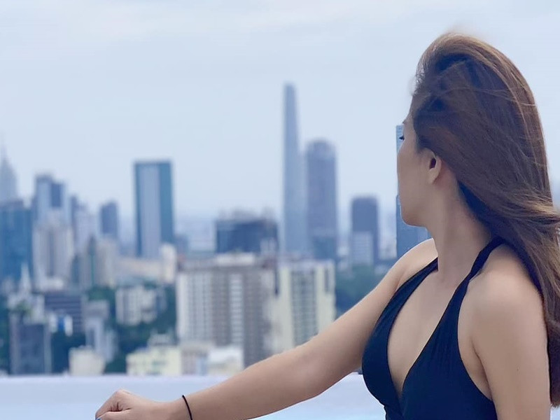 Lý Thanh Thảo tự tin khoe hình thể quyến rũ ở tuổi 40 trong trang phục áo tắm.