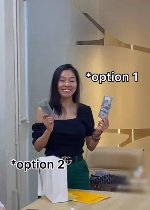 Phạm Kim Dung từng thưởng nóng tiền mặt cho Thùy Tiên sau khi cô giành vương miện Hoa hậu Hòa bình Quốc tế 2021. Ảnh: Yan