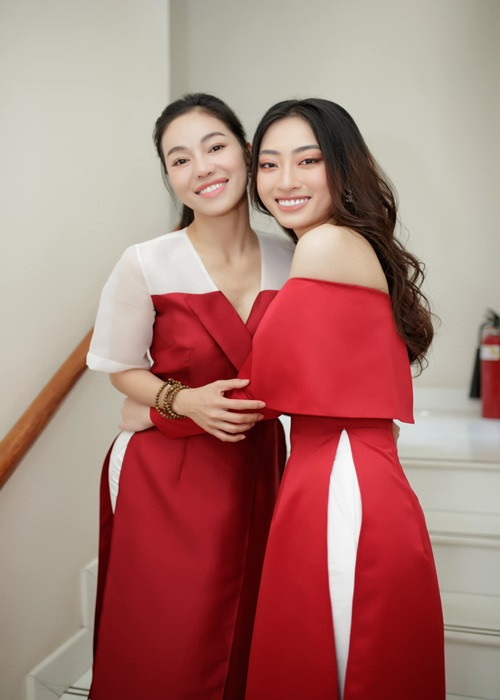 Doanh nhân Phạm Kim Dung cho biết, cô tặng Lương Thùy Linh chiếc xe hơi hơn 700 triệu đồng vì Lương Thùy Linh đã có một nhiệm kỳ rất dài (3 năm), hoàn thành xuất sắc nhiệm vụ hoa hậu của mình và vừa tốt nghiệp đại học loại xuất sắc. Ảnh: FBNV