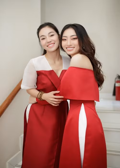 Doanh nhân Phạm Kim Dung cho biết, cô tặng Lương Thùy Linh chiếc xe hơi hơn 700 triệu đồng vì Lương Thùy Linh đã có một nhiệm kỳ rất dài (3 năm), hoàn thành xuất sắc nhiệm vụ hoa hậu của mình và vừa tốt nghiệp đại học loại xuất sắc. Ảnh: FBNV