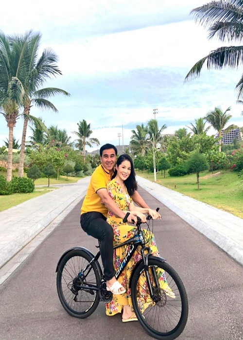 Quyền Linh luôn hết lời khen ngợi bà xã. Nam MC cho biết, Dạ Thảo là một người phụ nữ rất hiền dịu, nhẹ nhàng. “Nói cô ấy hoàn hảo về chân thiện mỹ thì quá đáng, nhưng thực chất cũng gần được như vậy", anh nói. Ảnh: FBNV