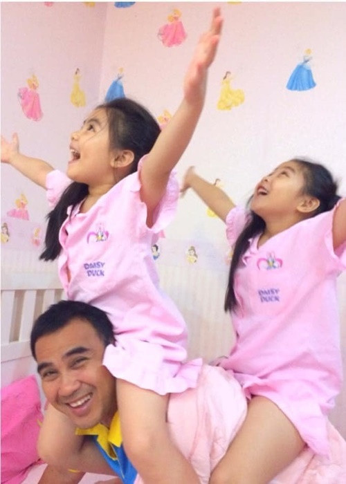 Do công việc bận rộn, Quyền Linh không có nhiều thời gian bên con như các ông bố khác. Vì vậy, mỗi khi có cơ hội, anh luôn tự tay chăm sóc các con để bù đắp cho các con thay cho thời gian vắng nhà vì công việc. Ảnh: FBNV