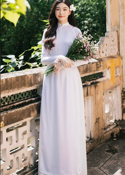 Lọ Lem - con gái đầu lòng của Quyền Linh đã bước sang tuổi 16. Cô nhóc sở hữu khuôn mặt tròn phúc hậu, lông mày thanh tú, mũi cao, chiều cao 1m71. Ảnh: FBNV