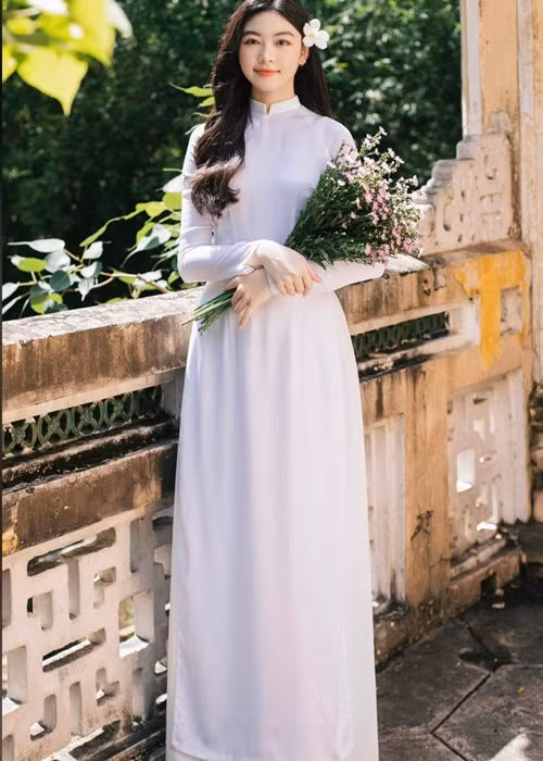 Lọ Lem - con gái đầu lòng của Quyền Linh đã bước sang tuổi 16. Cô nhóc sở hữu khuôn mặt tròn phúc hậu, lông mày thanh tú, mũi cao, chiều cao 1m71. Ảnh: FBNV