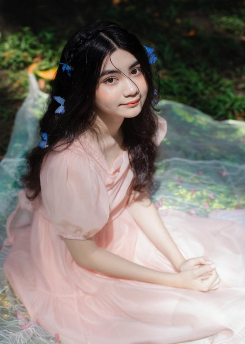 Hạt Dẻ - con gái út của Quyền Linh năm nay 14 tuổi, sở hữu gương mặt xinh đẹp với hàng chân mày nét, đôi mắt bồ câu. Cả Hạt Dẻ và Lọ Lem đều ngoan ngoãn, hiểu chuyện. Ảnh: FBNV