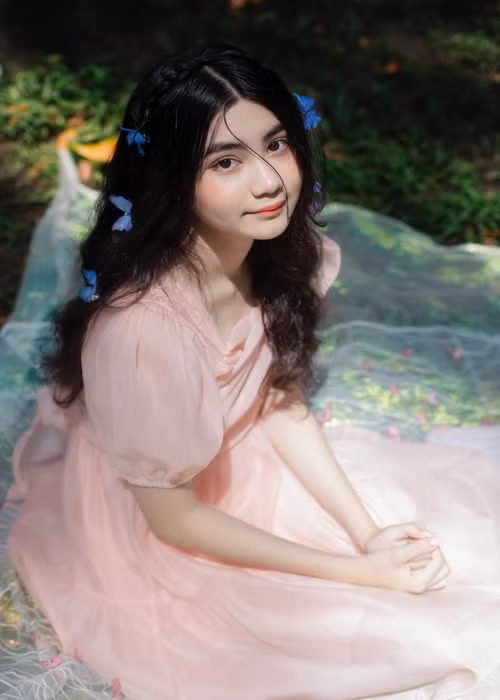 Hạt Dẻ - con gái út của Quyền Linh năm nay 14 tuổi, sở hữu gương mặt xinh đẹp với hàng chân mày nét, đôi mắt bồ câu. Cả Hạt Dẻ và Lọ Lem đều ngoan ngoãn, hiểu chuyện. Ảnh: FBNV