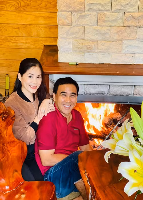 Quyền Linh từng chia sẻ không ai thương anh, hiểu anh bằng vợ, không ai chăm sóc cho anh được như vợ. "Và điều quan trọng hơn không ai có thể đi cùng mình mỗi chặng đường hay cả cuộc đời này bằng vợ", nam MC bày tỏ. Ảnh: FBNV