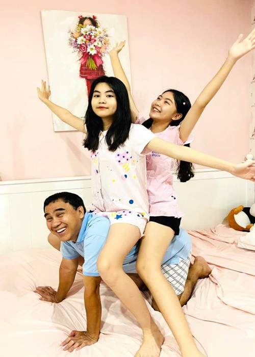 Quyền Linh yêu thương hai con gái Lọ Lem và Hạt Dẻ. Trong cuộc phỏng vấn trên Khám phá năm 2012, nam MC chia sẻ: "Với tôi, con cái như viên kim cương trên vương miện vậy". Ảnh: FBNV