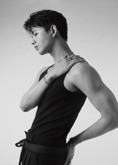 Bố mẹ ly dị khi anh vừa vào lớp 12. Với ý thức tự lập để chăm lo bản thân, Minh Kha trải qua nhiều công việc làm thêm khi lên TPHCM học đại học. Anh từng làm việc bán thời gian tại một quán trà chanh, làm gia sư dạy tiếng Anh cho các em học sinh cấp 1.