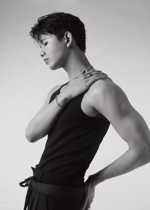 Bố mẹ ly dị khi anh vừa vào lớp 12. Với ý thức tự lập để chăm lo bản thân, Minh Kha trải qua nhiều công việc làm thêm khi lên TPHCM học đại học. Anh từng làm việc bán thời gian tại một quán trà chanh, làm gia sư dạy tiếng Anh cho các em học sinh cấp 1.