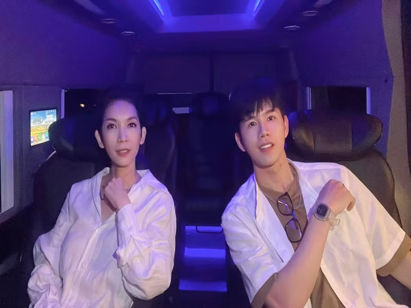 Dù chưa từng học qua lớp thanh nhạc nào, Minh Kha có khả năng ca hát ấn tượng. Theo Arttimes, con nuôi Xuân Lan đắt show ca hát, được nhiều đồng nghiệp, khán giả ưu ái gọi là “hoàng tử tình ca”.