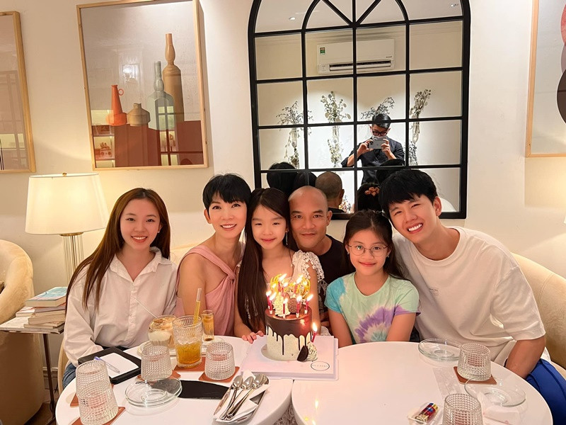 Nam người mẫu thân thiết với chồng và con gái của Xuân Lan.