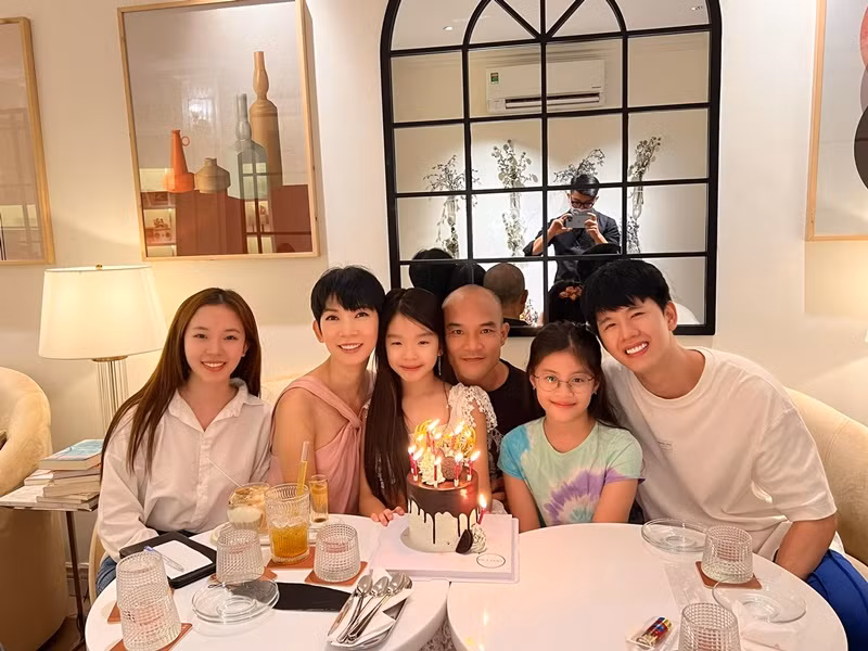 Nam người mẫu thân thiết với chồng và con gái của Xuân Lan.