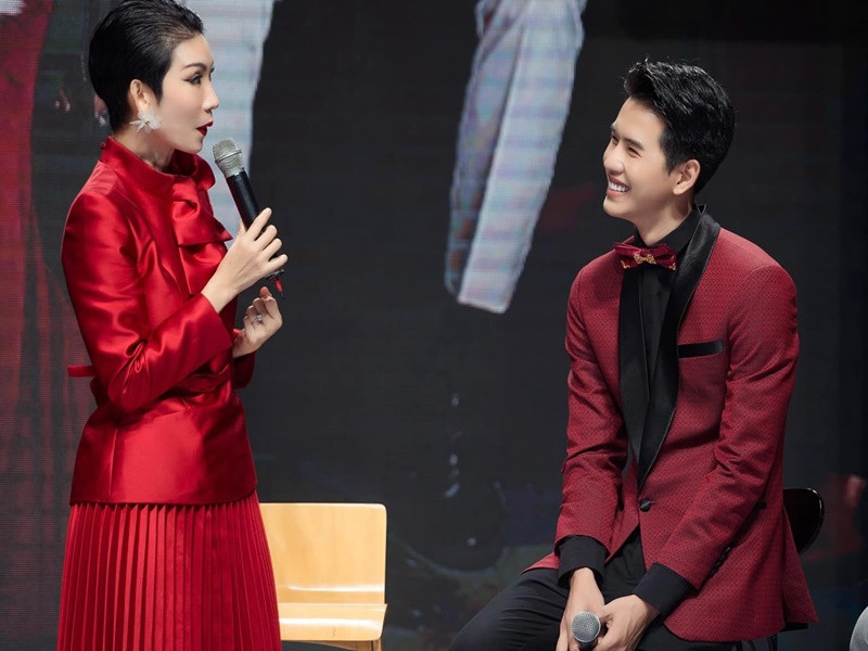 Xuân Lan viết trên trang cá nhân: “Thỏ anh (Minh Kha - PV) kêu em là chị mẹ vì vừa là chị vừa là mẹ. Em cố ý cho thỏ anh kêu vậy để người ta biết mẹ con không có ăn thịt nhau nên bớt hỏi tào lao nha mấy đứa không đẹp hình thức cũng không đẹp tâm hồn nha”.