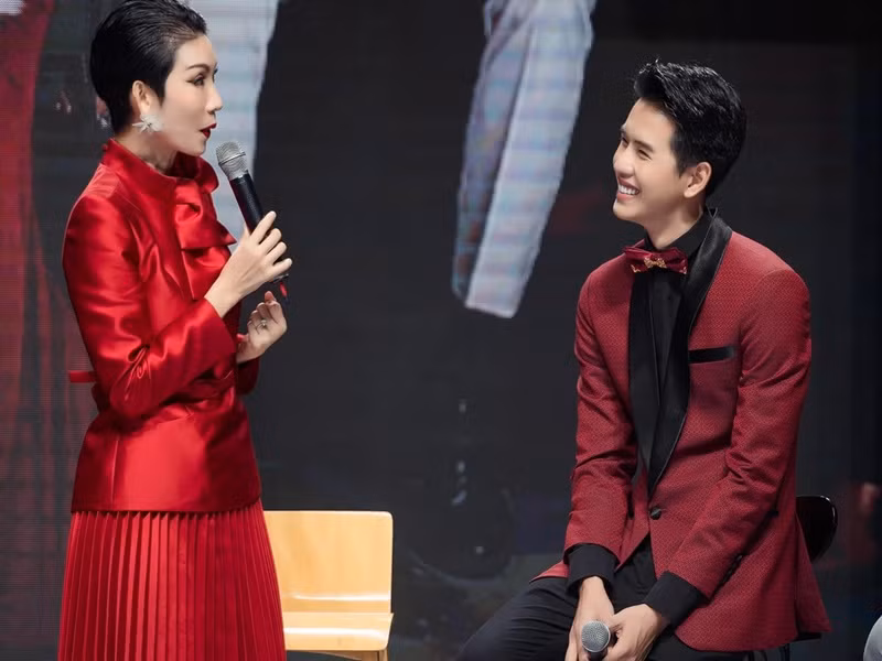 Xuân Lan viết trên trang cá nhân: “Thỏ anh (Minh Kha - PV) kêu em là chị mẹ vì vừa là chị vừa là mẹ. Em cố ý cho thỏ anh kêu vậy để người ta biết mẹ con không có ăn thịt nhau nên bớt hỏi tào lao nha mấy đứa không đẹp hình thức cũng không đẹp tâm hồn nha”.