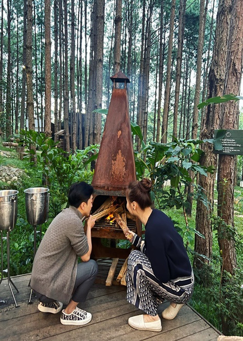 Nữ ca sĩ gốc Tày và ông xã doanh nhân đang có kỳ nghỉ bên nhau.