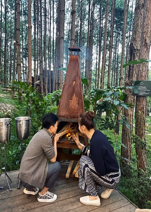 Nữ ca sĩ gốc Tày và ông xã doanh nhân đang có kỳ nghỉ bên nhau.