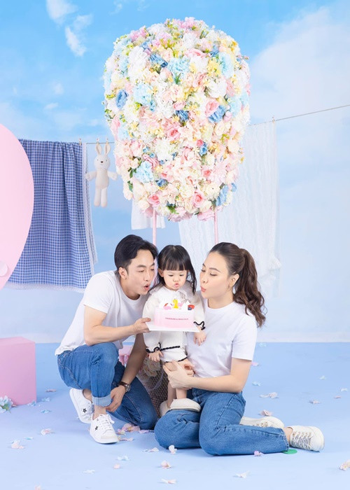 Cặp đôi cưng chiều con gái nhỏ từ tậu đồ hiệu đến dành nhiều thời gian đưa con đi chơi.