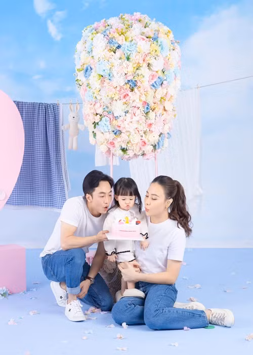 Cặp đôi cưng chiều con gái nhỏ từ tậu đồ hiệu đến dành nhiều thời gian đưa con đi chơi.