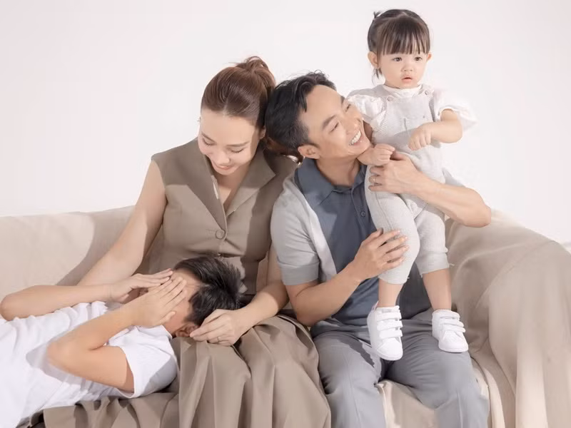 Bé Subeo chụp ảnh kỷ niệm cùng gia đình nhân dịp bé Suchin tròn 2 tuổi.