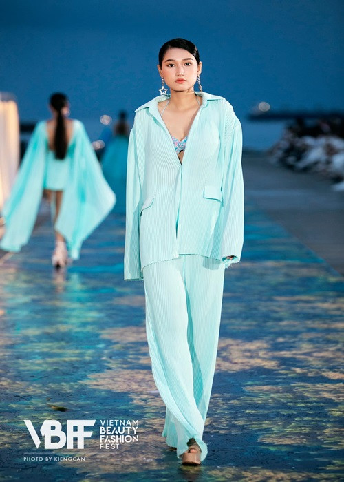 Phương Linh cao 1m76, có số đo ba vòng gợi cảm. Ảnh: FBNV