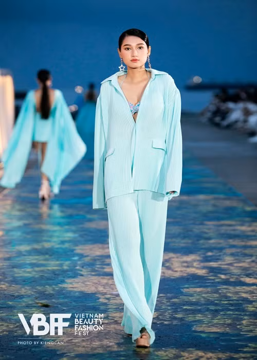 Phương Linh cao 1m76, có số đo ba vòng gợi cảm. Ảnh: FBNV