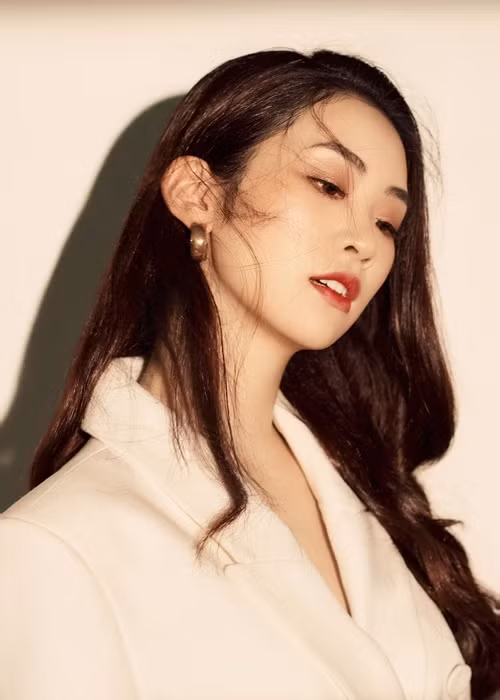 Thùy Linh có chiều cao 1m74, số đo ba vòng 85-62-90cm. Ảnh: FBNV