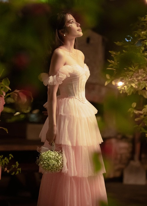 Nam Em có chỉ số hình thể: cao 1m72, số đo ba vòng 85-60-90cm. Ảnh: FBNV