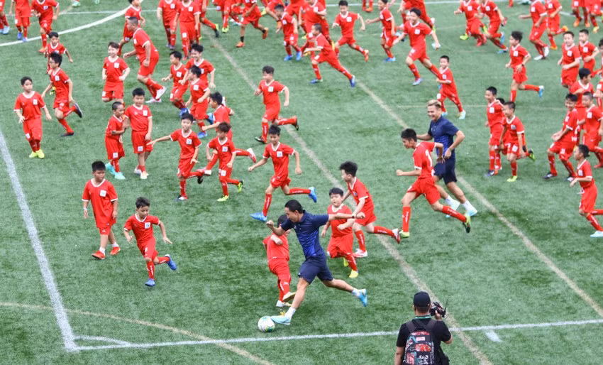 Nghiêm Xuân Tú không có đường thoát giữa rừng hậu vệ rất chăm chú theo từng pha bóng của đối phương.