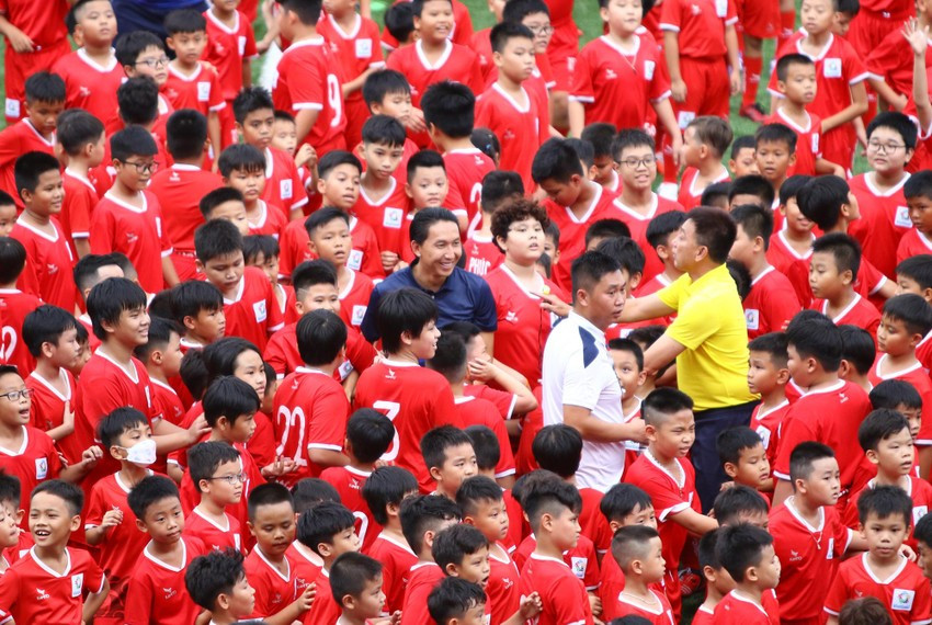 ... đến trọng tài Võ Minh Trí cũng vã mồ hôi hột cùng Nghiêm Xuân Tú, Giám đốc VietGoal Nguyễn Hoài Nam chịu thua các em nhỏ.