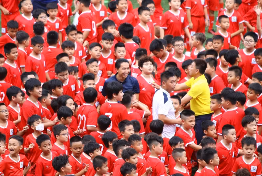 ... đến trọng tài Võ Minh Trí cũng vã mồ hôi hột cùng Nghiêm Xuân Tú, Giám đốc VietGoal Nguyễn Hoài Nam chịu thua các em nhỏ.