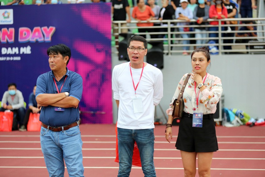 HLV Trần Minh Chiến và các trợ lý như nhà báo Đỗ Tuấn bất ngờ chưa tìm ra phương án huấn luyện kiểu gì cho 2.000 cầu thủ nhí.