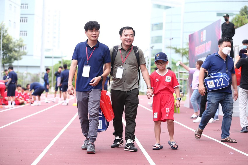 Những ông bố trẻ đưa bé đến sân bóng cũng phấn khích và hồi hộp không kém con trai...