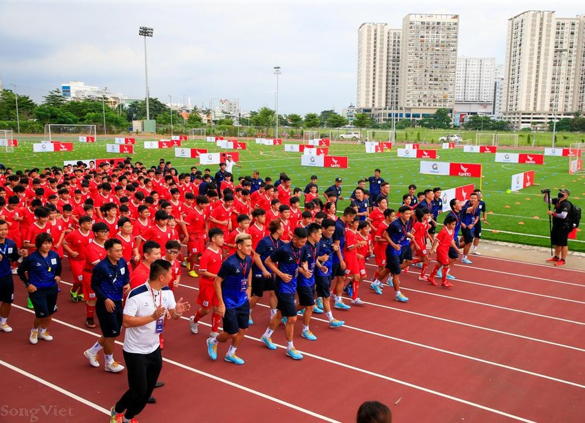 Màn chạy khởi động ấn tượng giữa các tuyển thủ và học viên Trung tâm VietGoal...