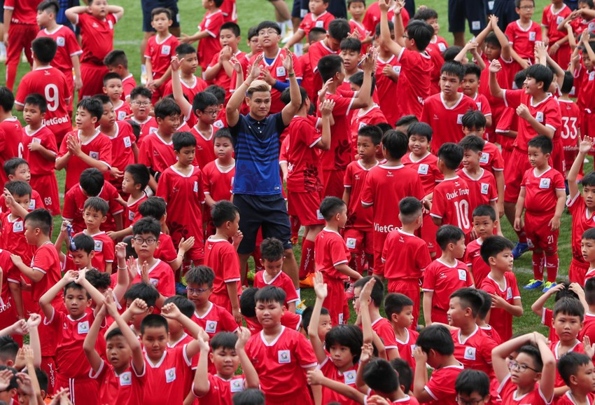 Hồ Tấn Tài tâm phục khẩu phục các cầu thủ nhỏ có niềm đam mê bóng đá mãnh liệt.