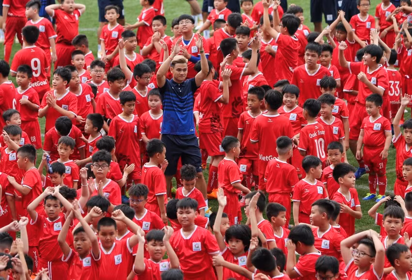 Hồ Tấn Tài tâm phục khẩu phục các cầu thủ nhỏ có niềm đam mê bóng đá mãnh liệt.