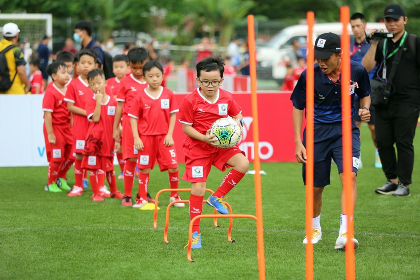 ... bên cạnh sự chăm chút của các nhà cầm quân cho cầu thủ nhí có biệt danh... Park Hang-seo.