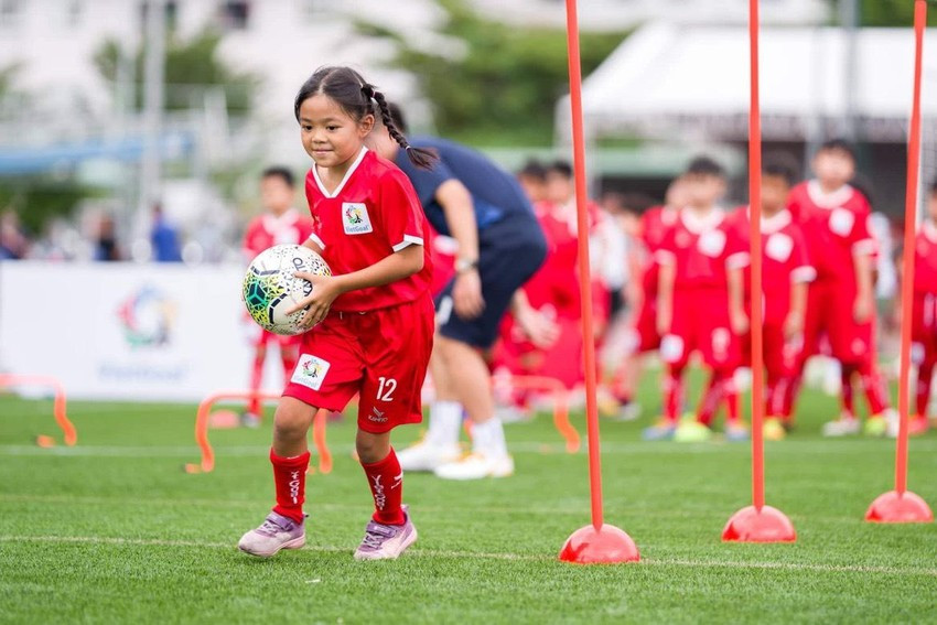 Cô nàng rất điệu nghệ tung tăng với quả bóng tròn...