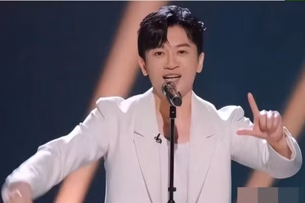 Kinh ngac truoc ngoai hinh khong doi suot 30 nam cua To Huu Bang