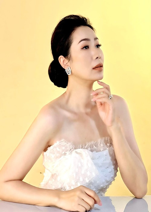 Bà mẹ hai con gây chú ý mỗi khi mặc gợi cảm.