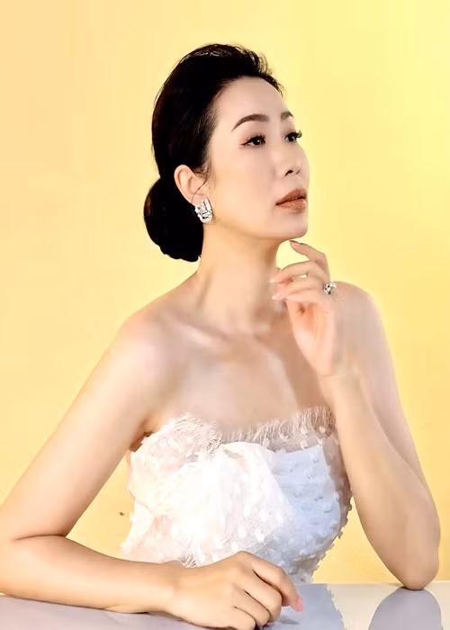 Bà mẹ hai con gây chú ý mỗi khi mặc gợi cảm.