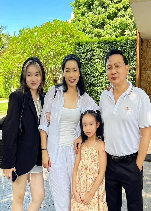 Trịnh Kim Chi kết hôn năm 2000 với doanh nhân Võ Trấn Phương. Cặp đôi có hai cô con gái chung.