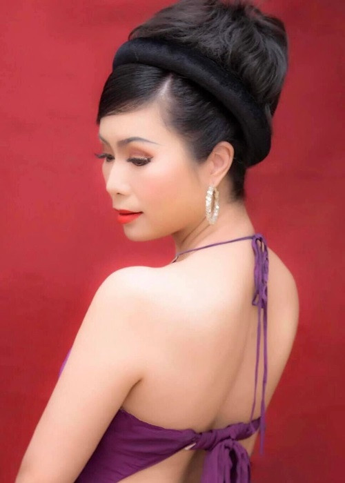 Á hậu Trịnh Kim Chi mặc áo yếm khoe vai trần trắng nõn nà.